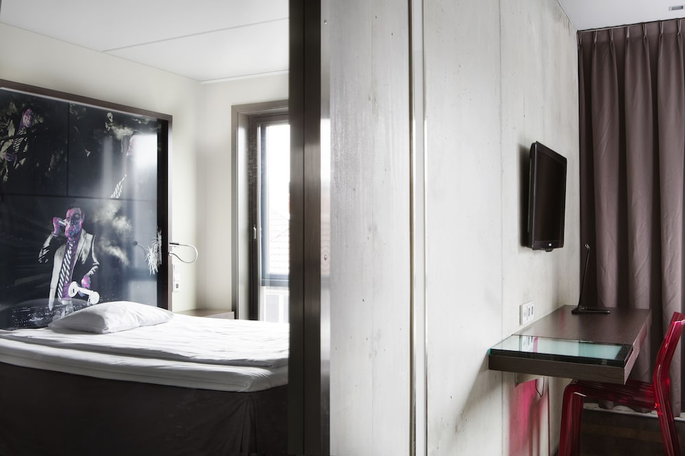 Standard Room, 1 Double Bed, Non Smoking - Photo 6