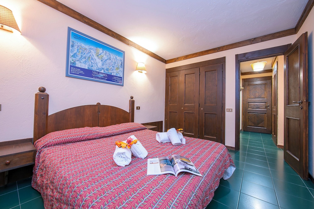 Family Apartment, Multiple Bedrooms, Mountainside (Grange Hike & Ski - 16D Sestriere) photo 1