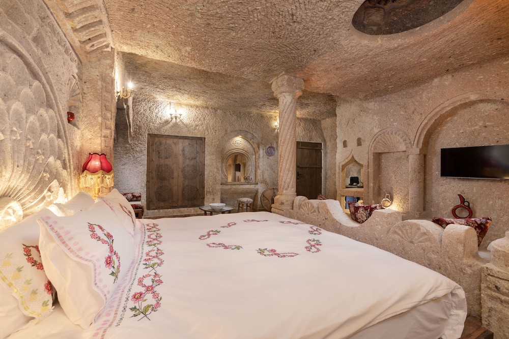 Luxury Suite - Photo 7