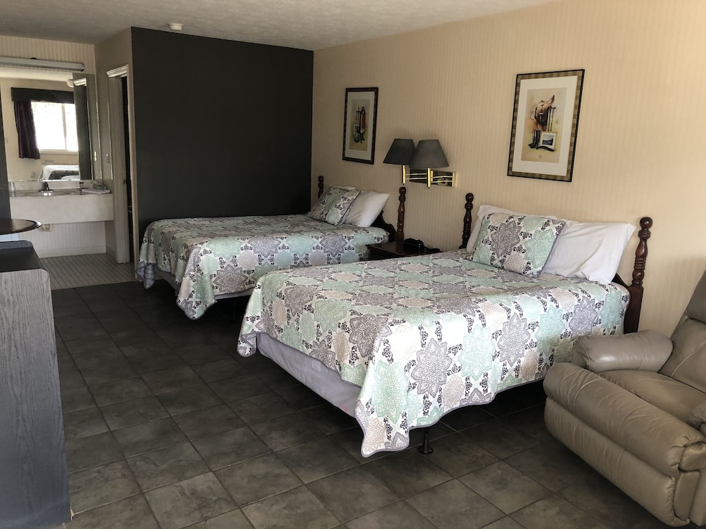Basic Double Room, 2 Double Beds, Non Smoking (Street View) photo 2