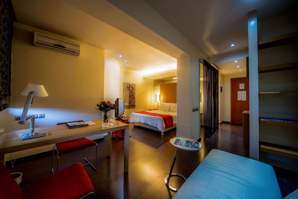 Executive Room - Photo 5