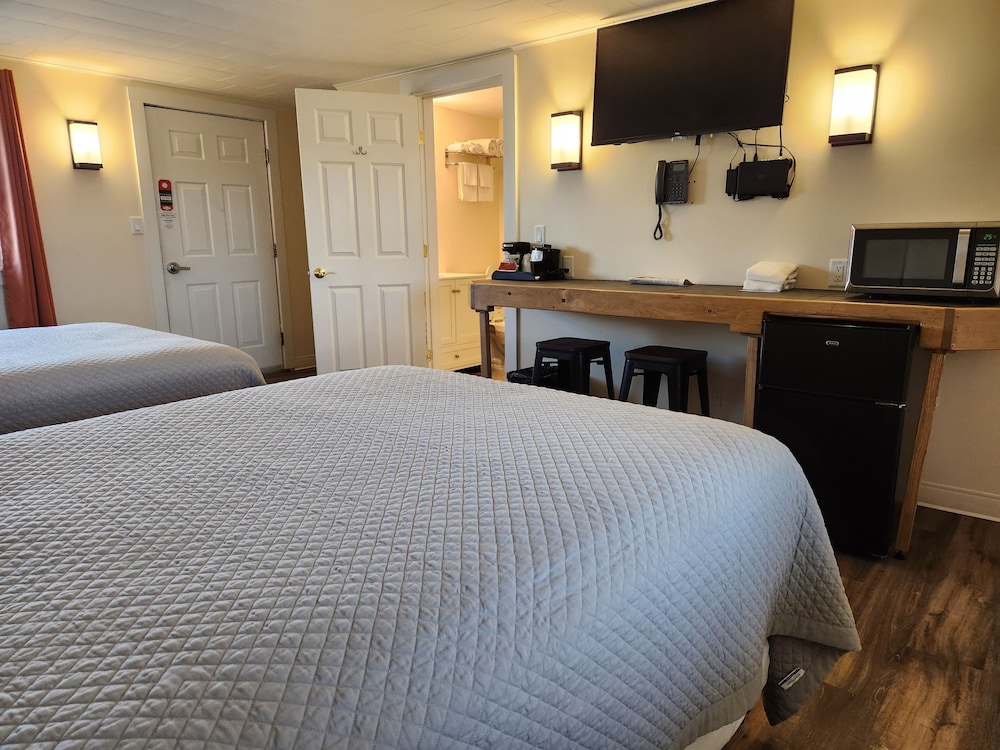 Room, 2 Double Beds, Golf View, Ground Floor photo 1