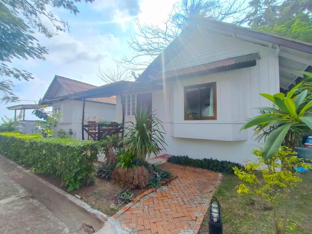 Deluxe Bungalow - Photo 13