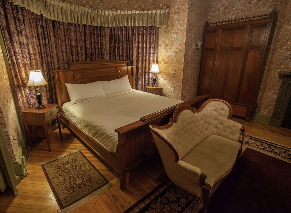 Standard Room, 1 King Bed, Fireplace photo 3