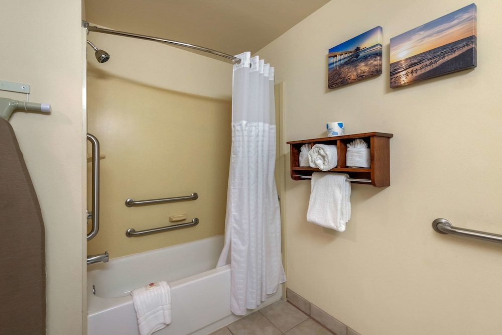 Room, 1 King Bed, Accessible, Non Smoking (Bathtub) - Photo 1