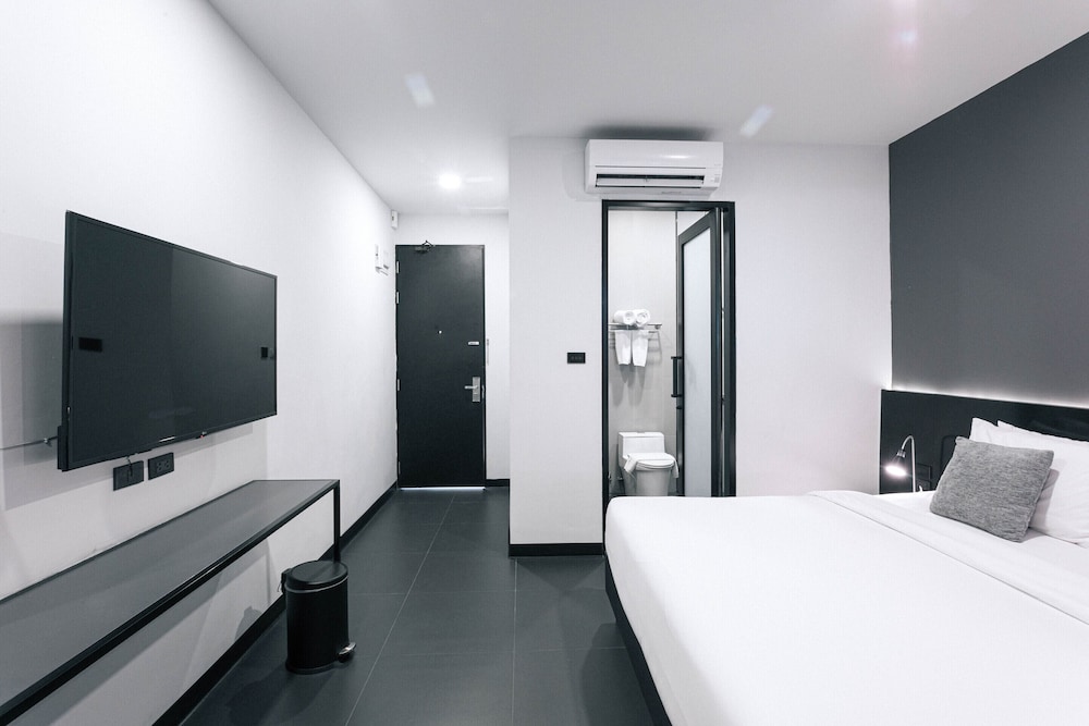 Standard Room, 1 King Bed, Non Smoking, Pool Access - Photo 3
