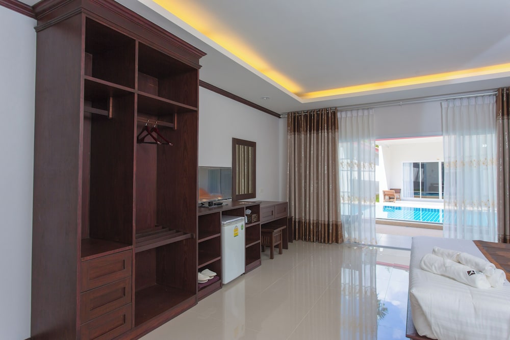 Deluxe Room, Pool View