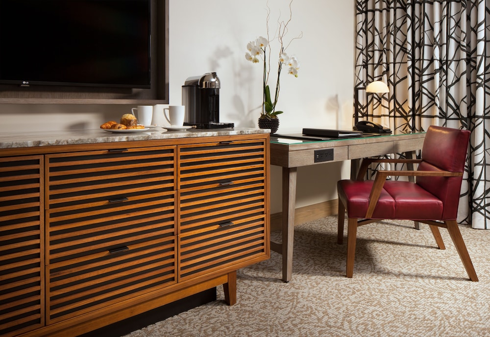 Room, 1 King Bed (Mobility/Hearing Access, Roll-In Shwr)