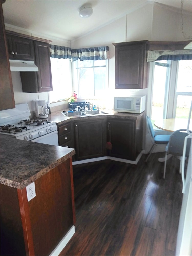 Cottage, 1 Queen Bed, Lake View, Lakeside photo 2