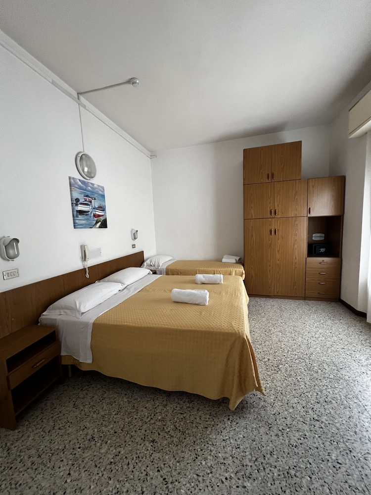 Standard Triple Room - Photo 1