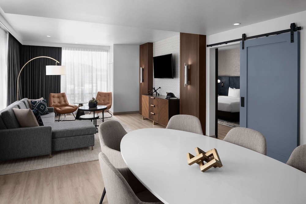 Suite, 1 King Bed, Accessible (Mobility & Hearing, Roll-In Shower) - Photo 3