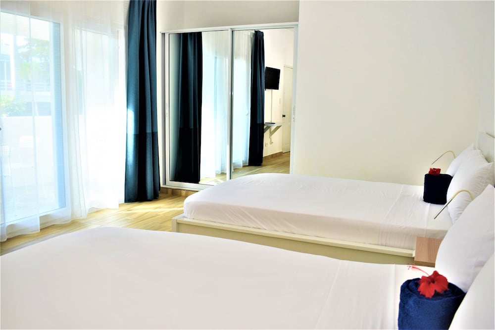 Superior Twin Room, 2 Queen Beds, Pool View