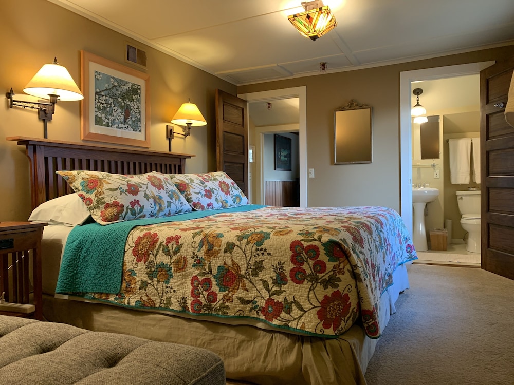 Classic Suite, 1 King Bed, Private Bathroom