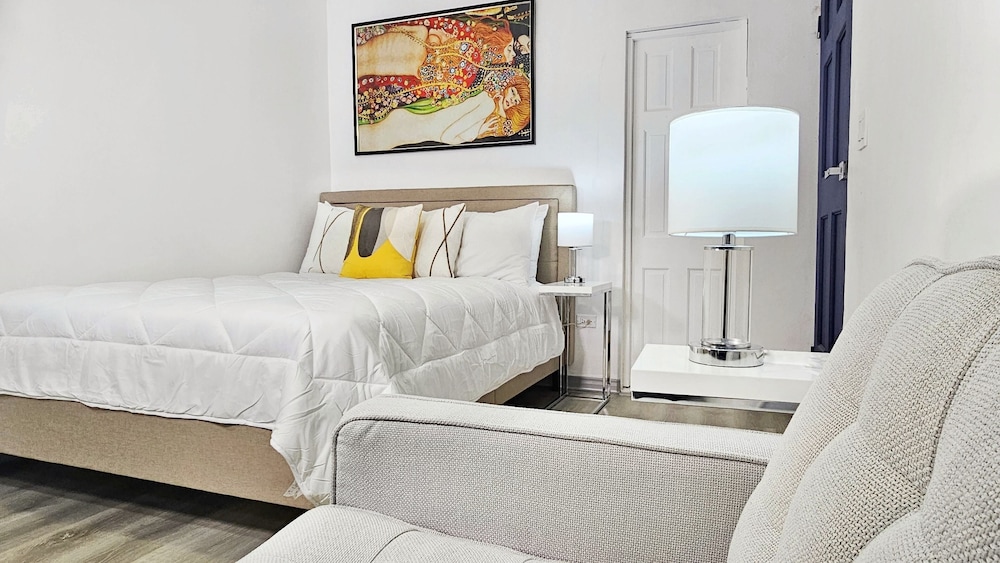 Design Single Room, 1 Queen Bed, Garden View, Garden Area