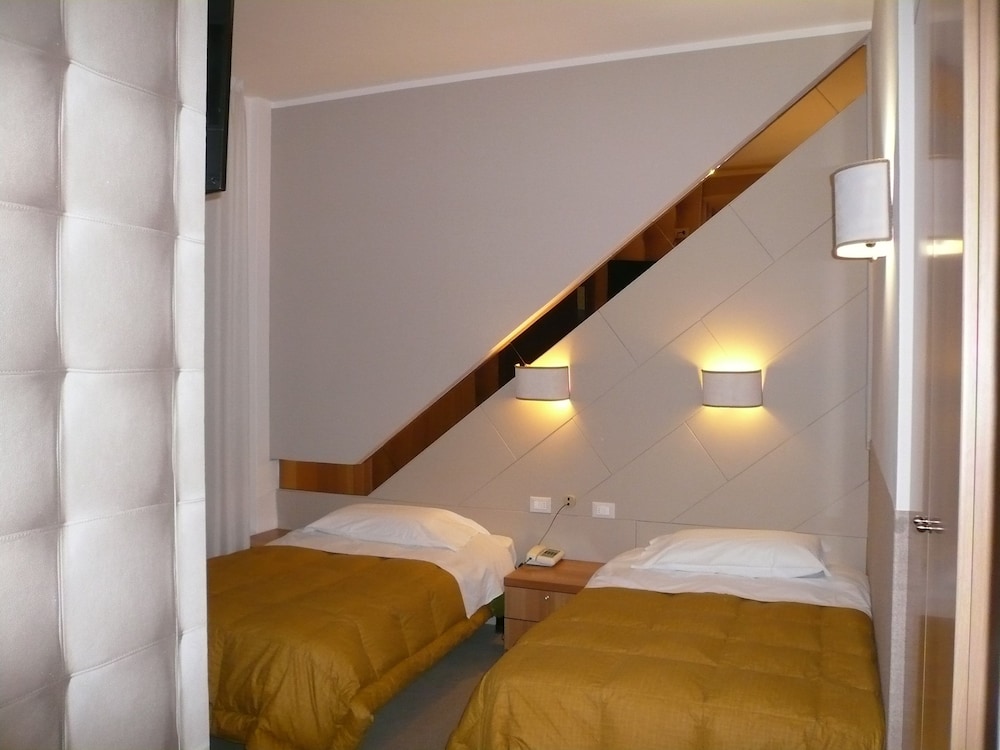 Classic Twin Room - Photo 2