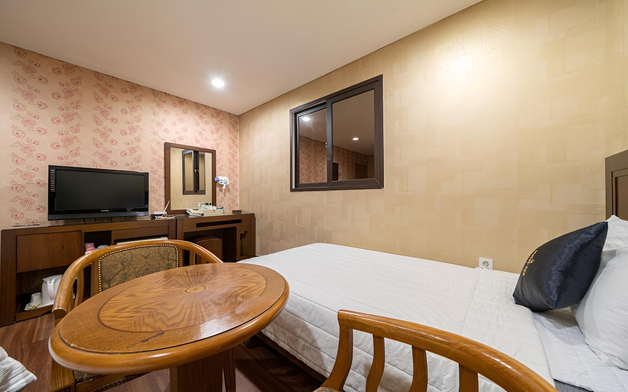 Room (Twin (No additional person allowed)) - Photo 5