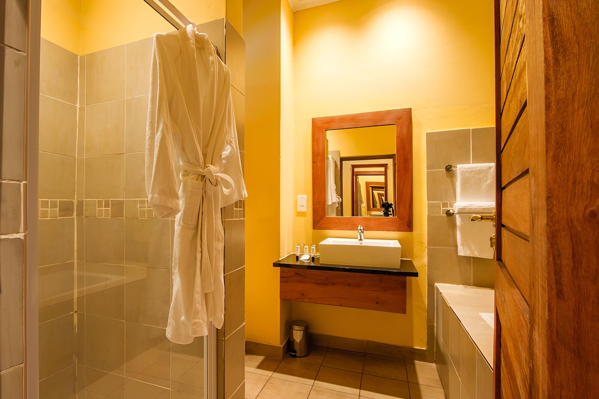 Double Room, 1 Queen Bed, Balcony, Courtyard View photo 1