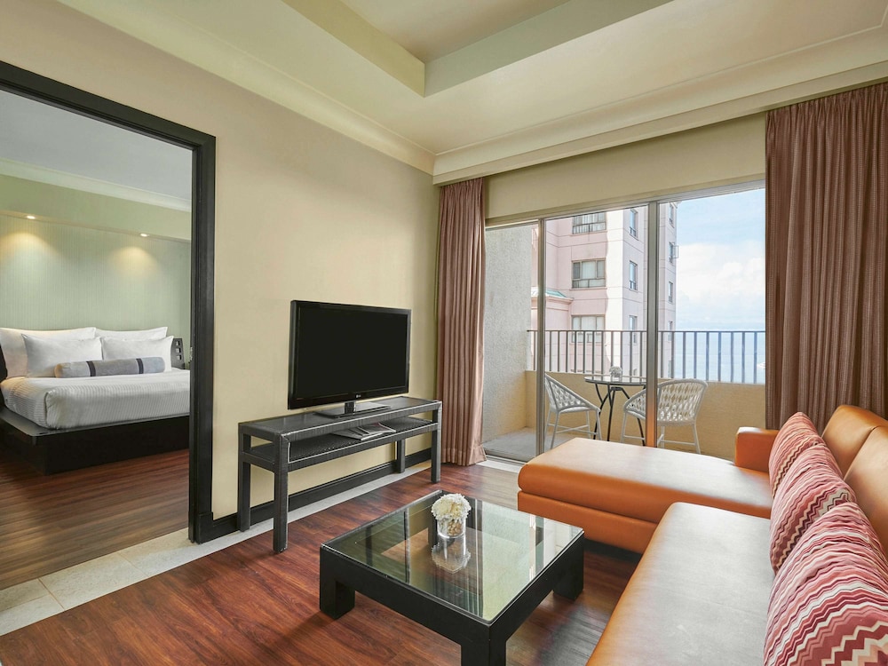 Suite, 1 King Bed - Photo 6