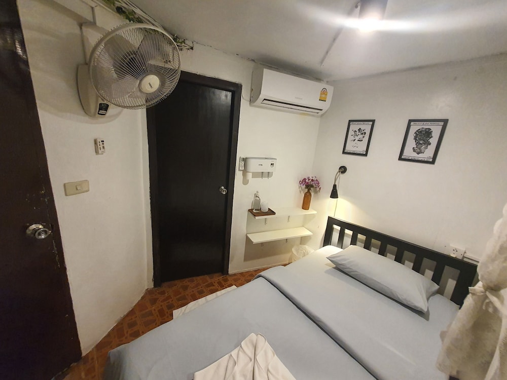 Basic Single Room, 1 Twin Bed, Shared Bathroom photo 3