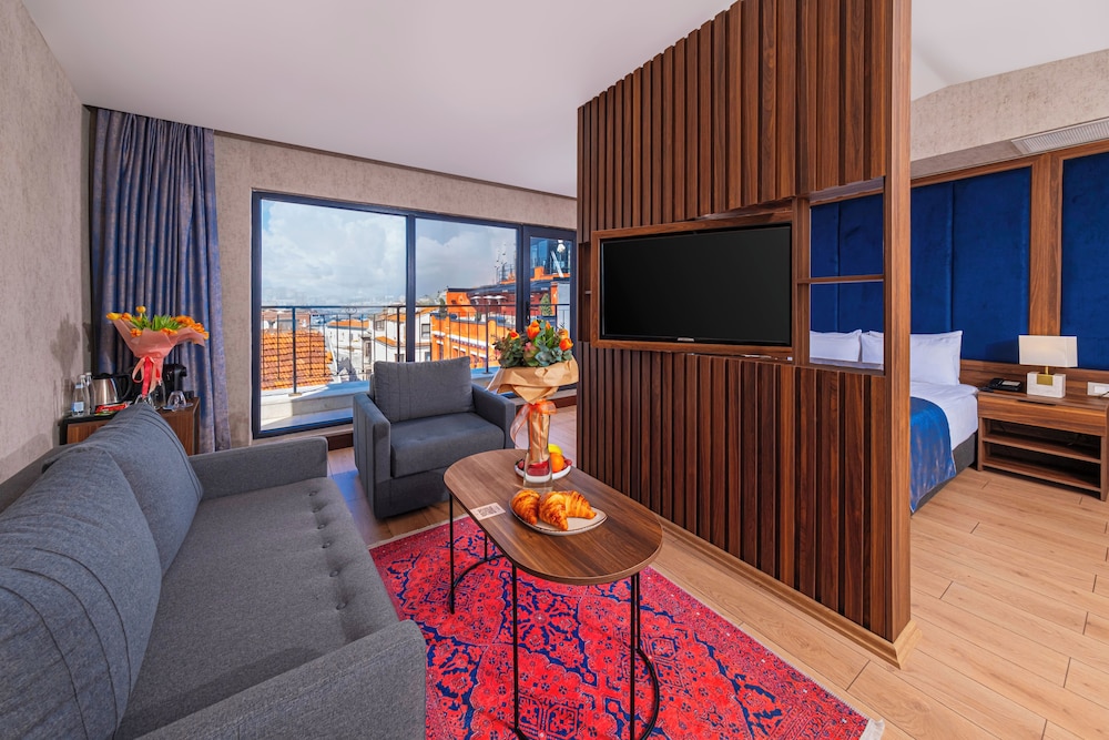 King Suite with Sea View photo 3