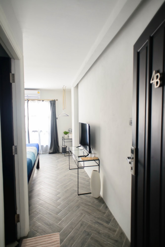 Economy Double Room, 1 King Bed, Non Smoking photo 3