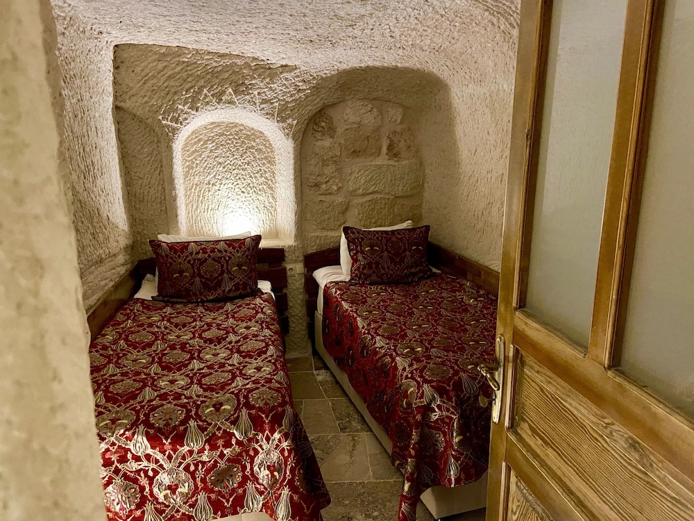 King Cave Suite wih Spa Bath - 19 photo 2