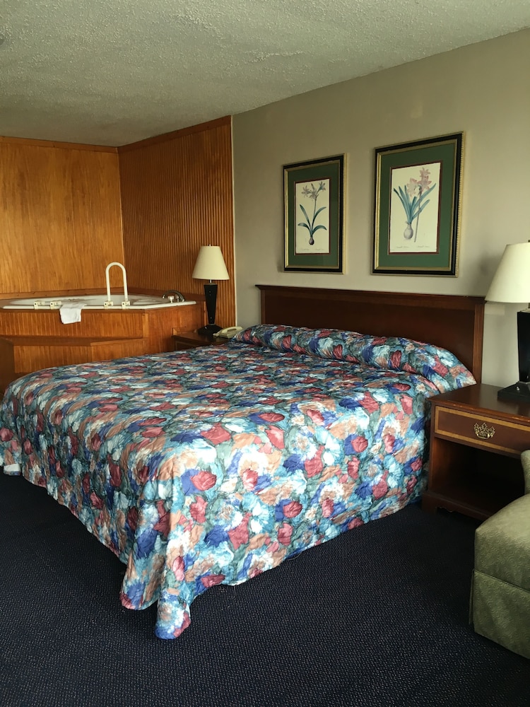 Room, 1 King Bed, Non Smoking, Jetted Tub photo 1