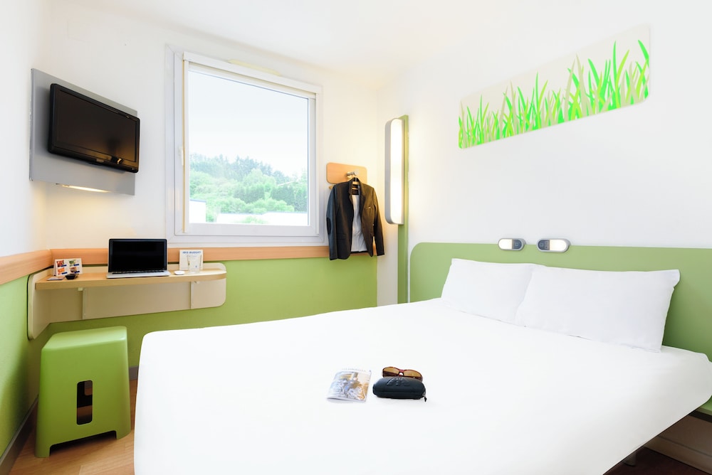 Room with a large bed - Photo 1