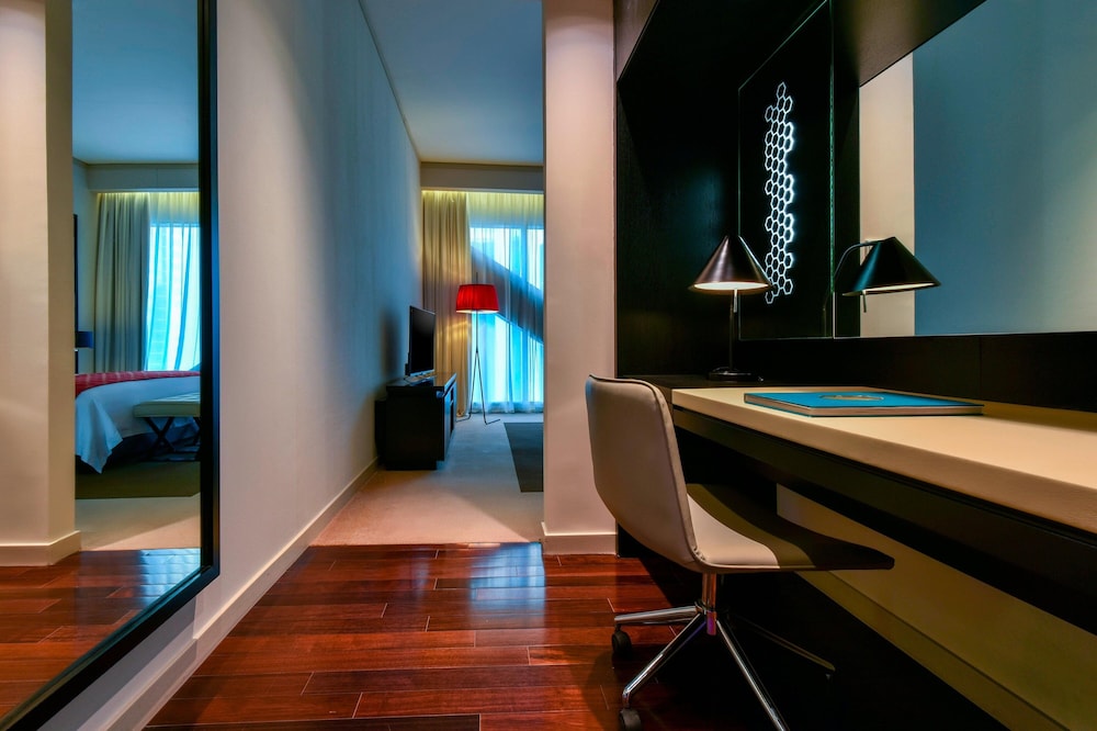 Suite, 2 Bedrooms, City View - Photo 2