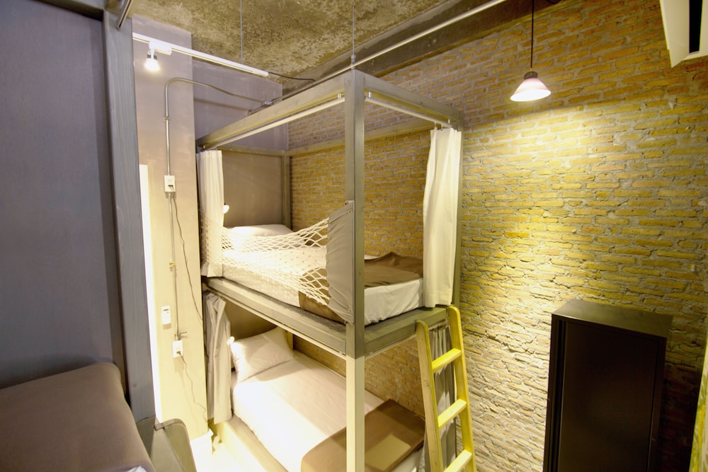 4-Bed Mixed Dormitory photo 3