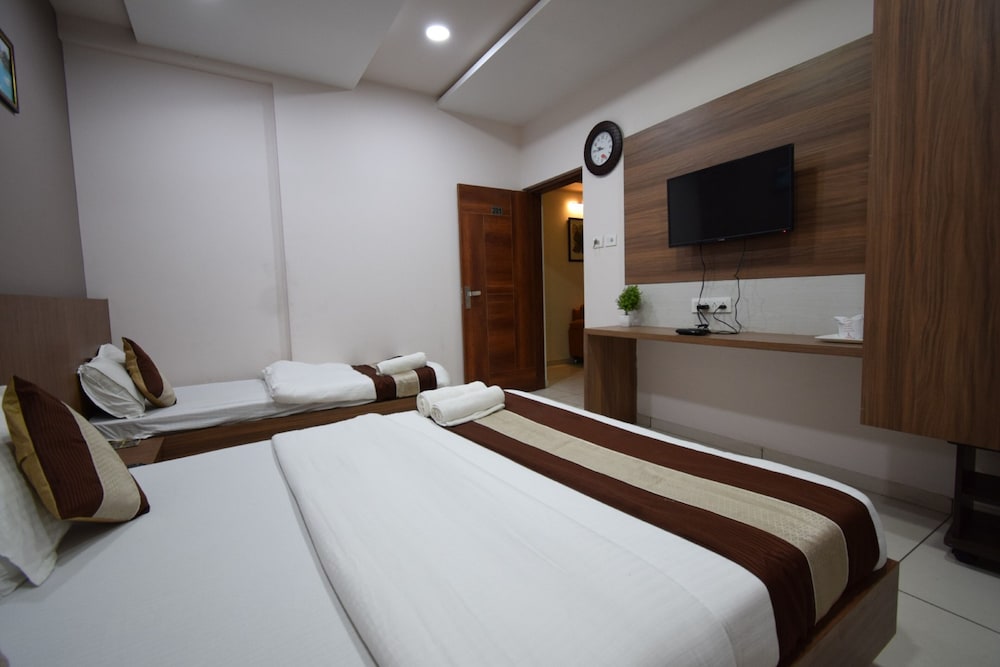 Three Bed AC Room - Photo 9