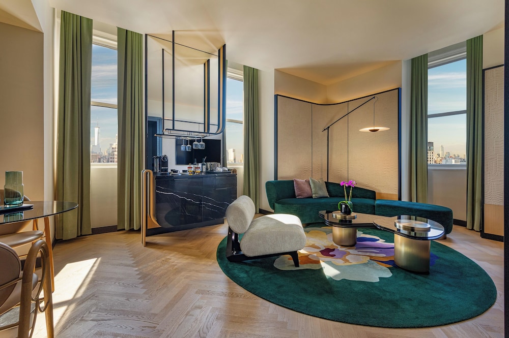 Suite, 1 King Bed, Park View (Urban) thumbnail 5