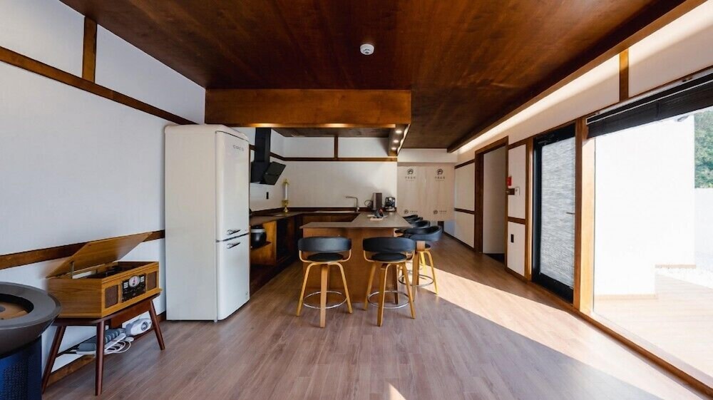 Room (Room B) - Photo 5