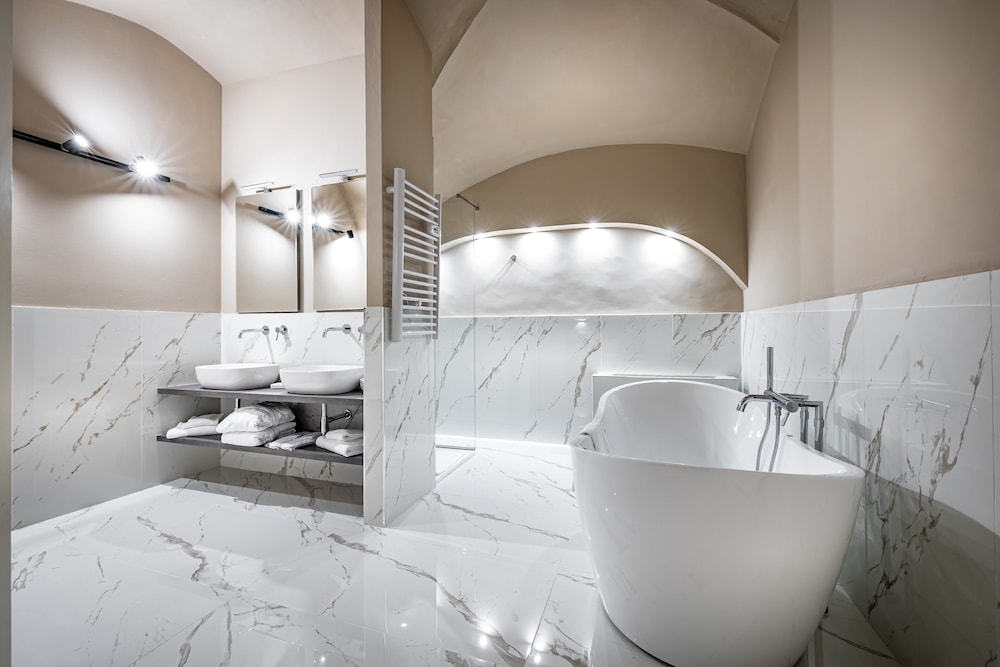 Deluxe Suite (Jacuzzi) - Photo 4