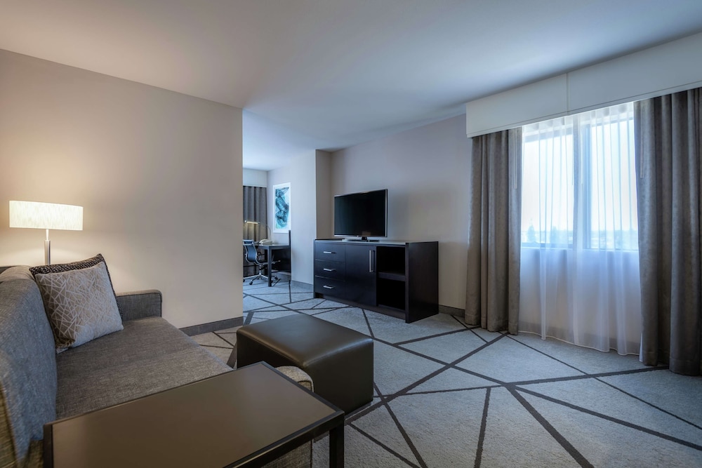 Junior Suite, 1 King Bed, Accessible, Non Smoking (Roll-in Shower) - Photo 3