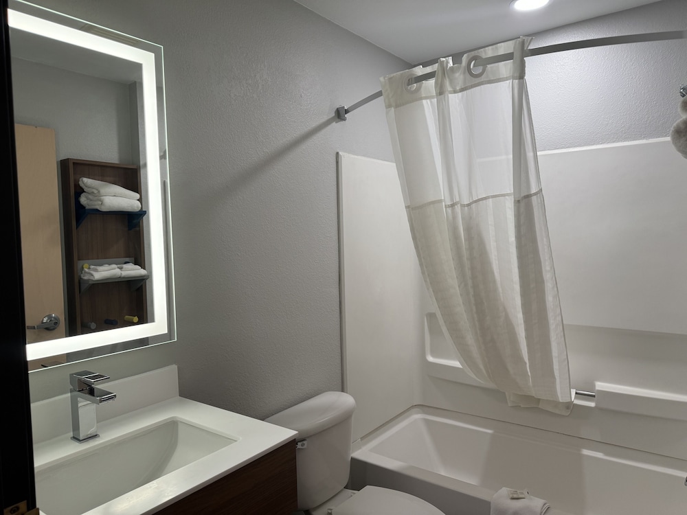 Suite, 1 Queen Bed, Non Smoking - Photo 8