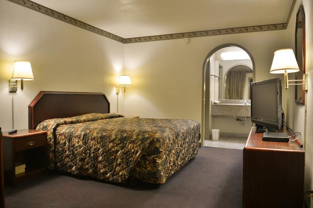 Standard Room, 1 Queen Bed, Non Smoking photo 1