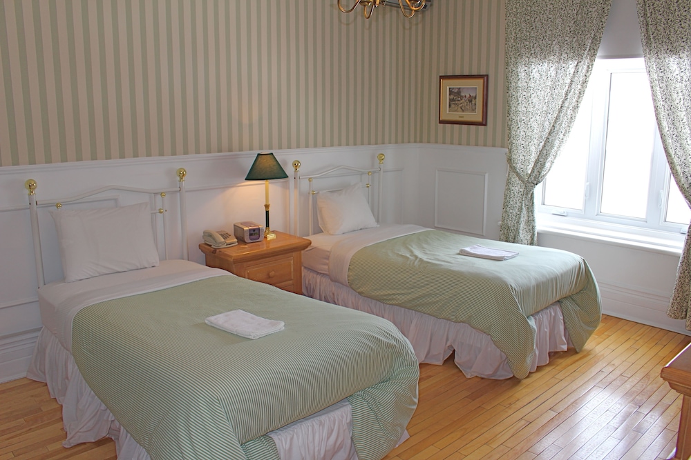 Standard Quadruple Room, 2 Queen Beds - Photo 3