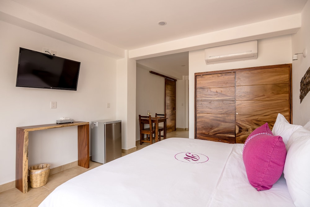 Deluxe Room, 1 King Bed, Partial Sea View photo 2