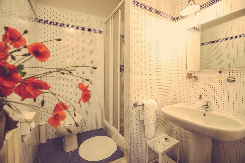 Double Room, Ensuite (Blue) photo 3