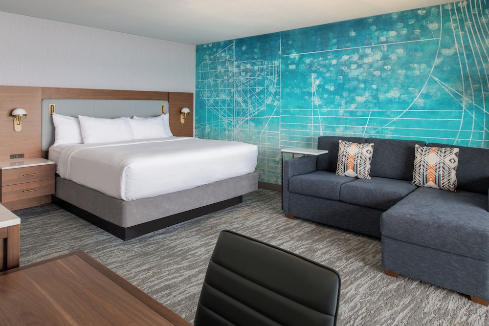 Premium Room, 1 King Bed - Photo 1