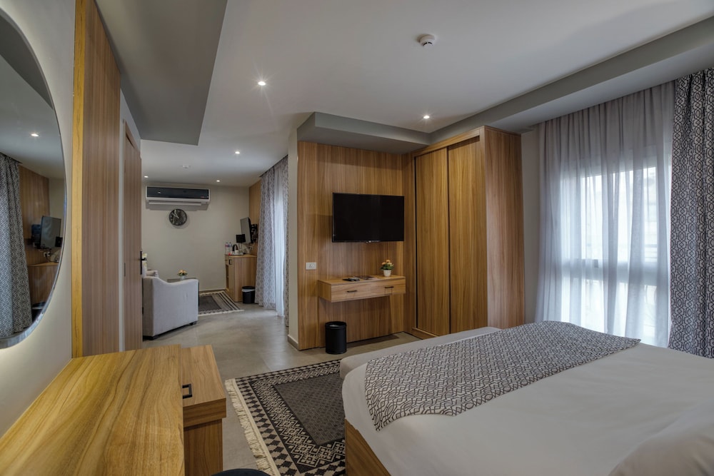 Executive Suite thumbnail 5