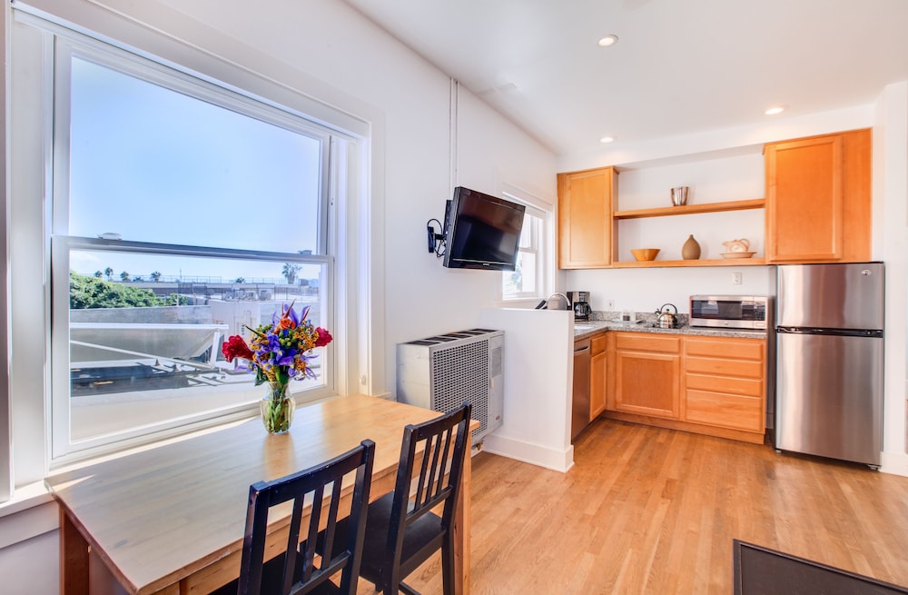 One Bedroom Suite, Street view