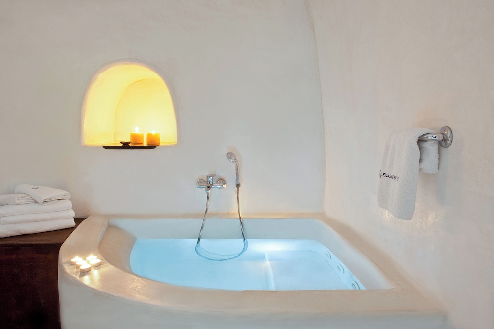 Superior Cave Suite with Hot Tub & Caldera View - Photo 17