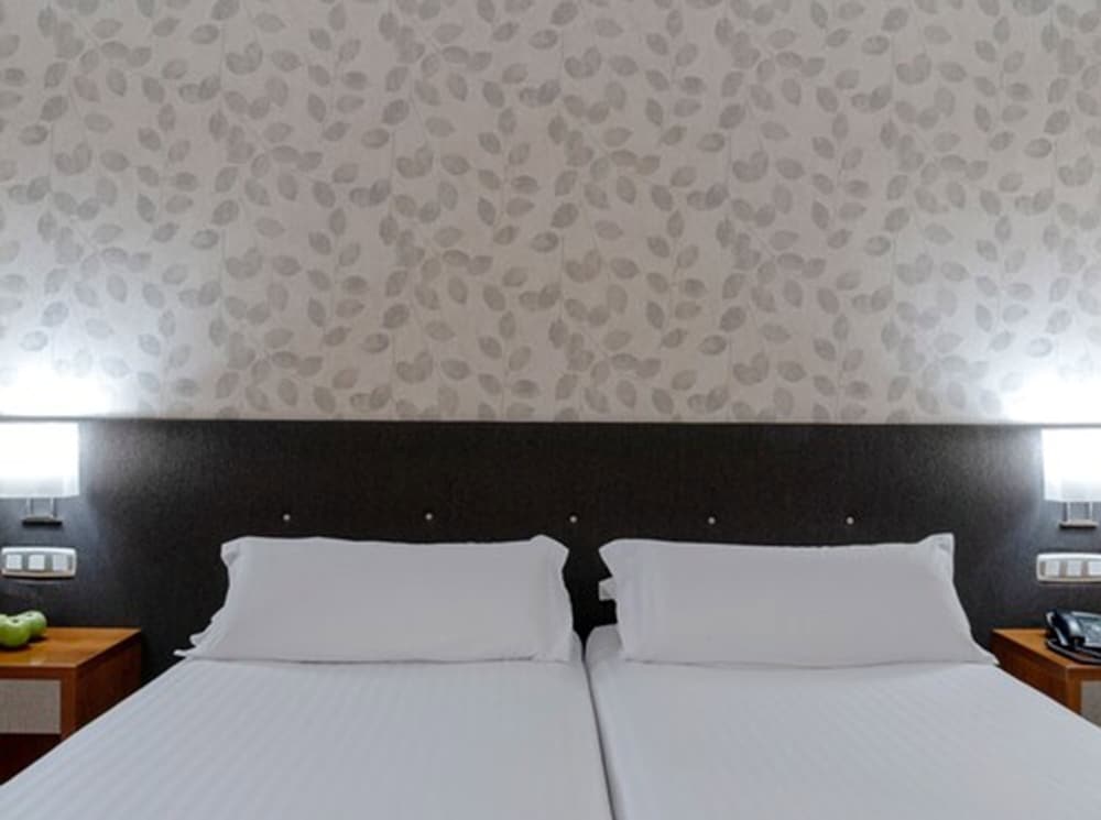Double or Twin Room - Photo 6
