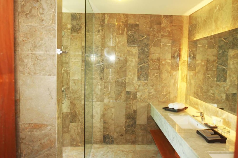Deluxe Suite, 1 King Bed, Ocean View photo 2