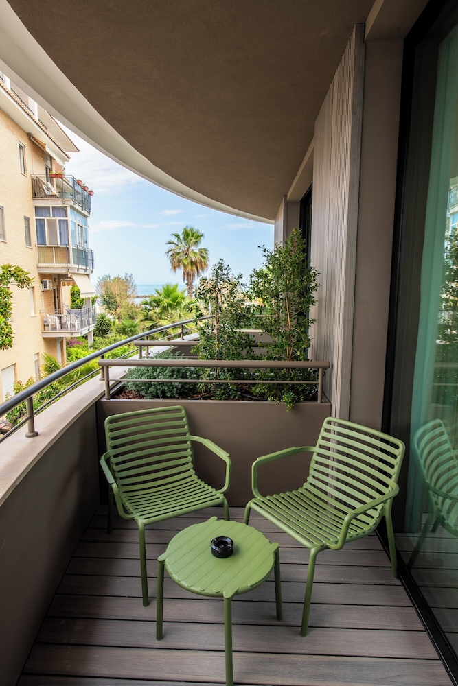 Suite, Hot Tub - Photo 16