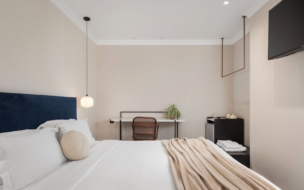 Standard Double Room thumbnail 5