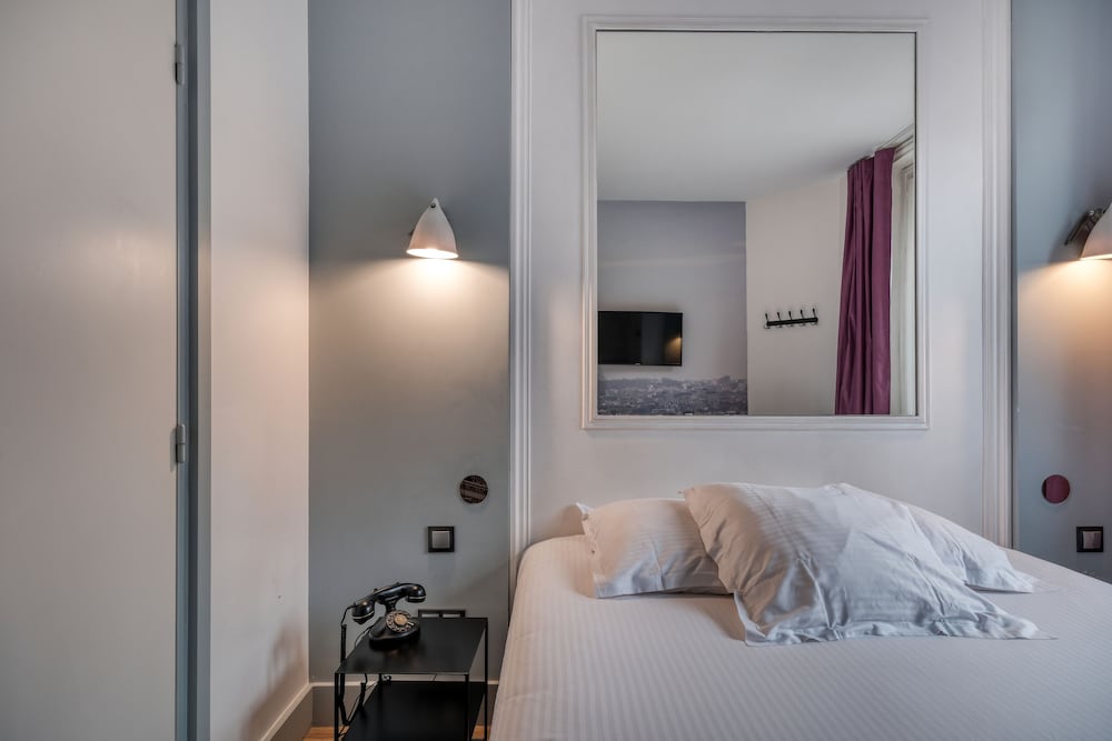 Double room with balcony and arc de triomphe view photo 2