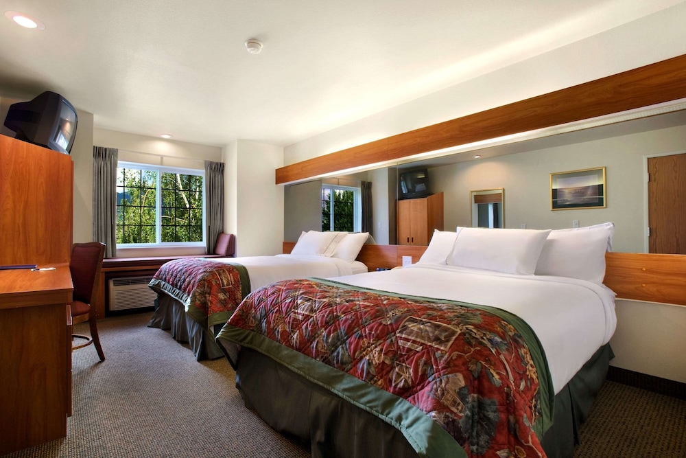 Suite, 2 Queen Beds, Microwave - Photo 1